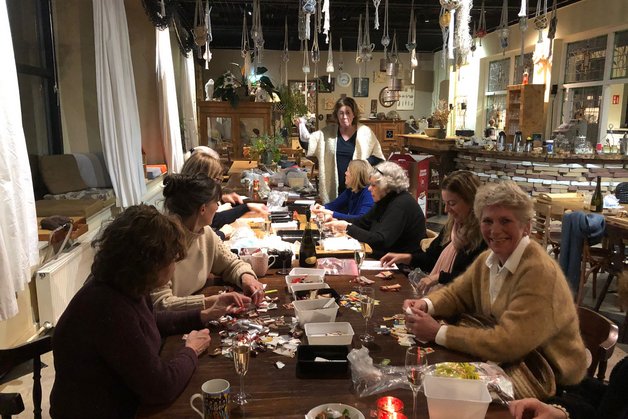 Leden aan het tellen van de DE-punten